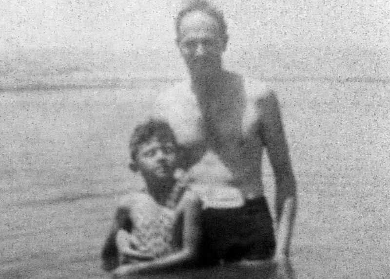 Jorge y su papá en las vacaciones en Laja, años '50.