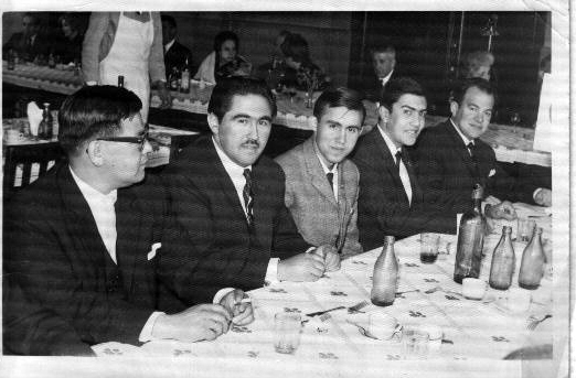  Al centro Mario y al costado derecho su hermano Jaime en la premiación de ex alumnos destacados del INBA, año 1962. 