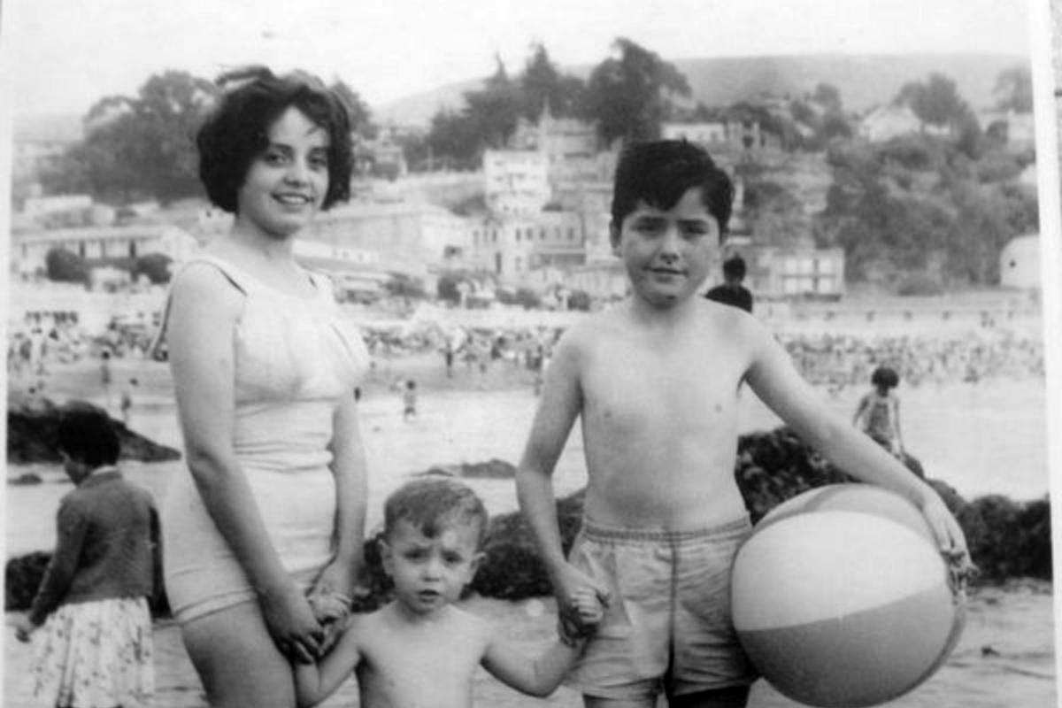 Exequiel, alrededor de los 10 años, veraneando en la playa junto a dos de   sus hermanos. 