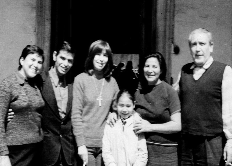 La Familia Gallardo - Moreno y una amiga (Ofelia y Roberto a la derecha)  en la casa de Herrera en Santiago, 1974.