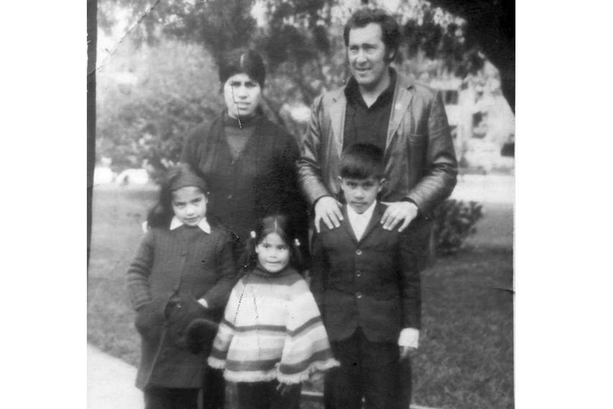 Plutarco y su familia de paseo en Concepción, alrededor de 1972.
