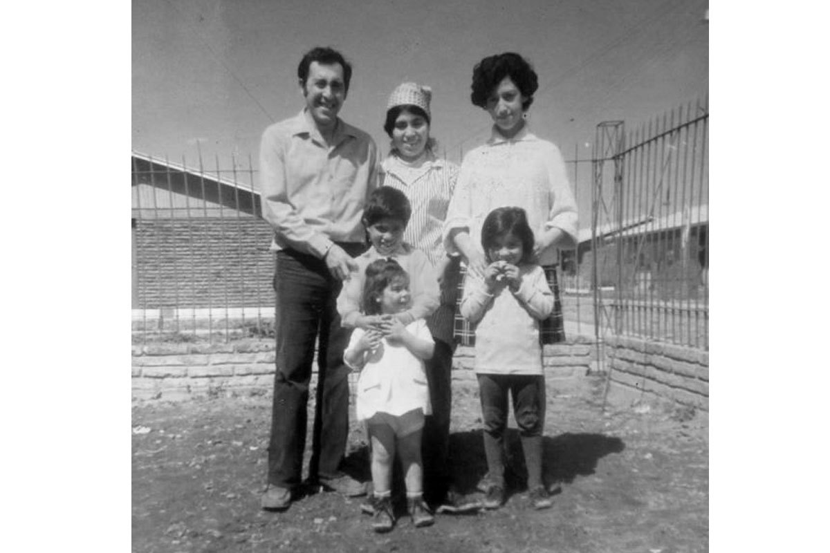 Inicio de la construcción de su casa en La Granja, en 1970. Plutarco, su esposa Mireya, su cuñada Miriam; su hijo Enrique, sus hijas Carolina y Gisela.