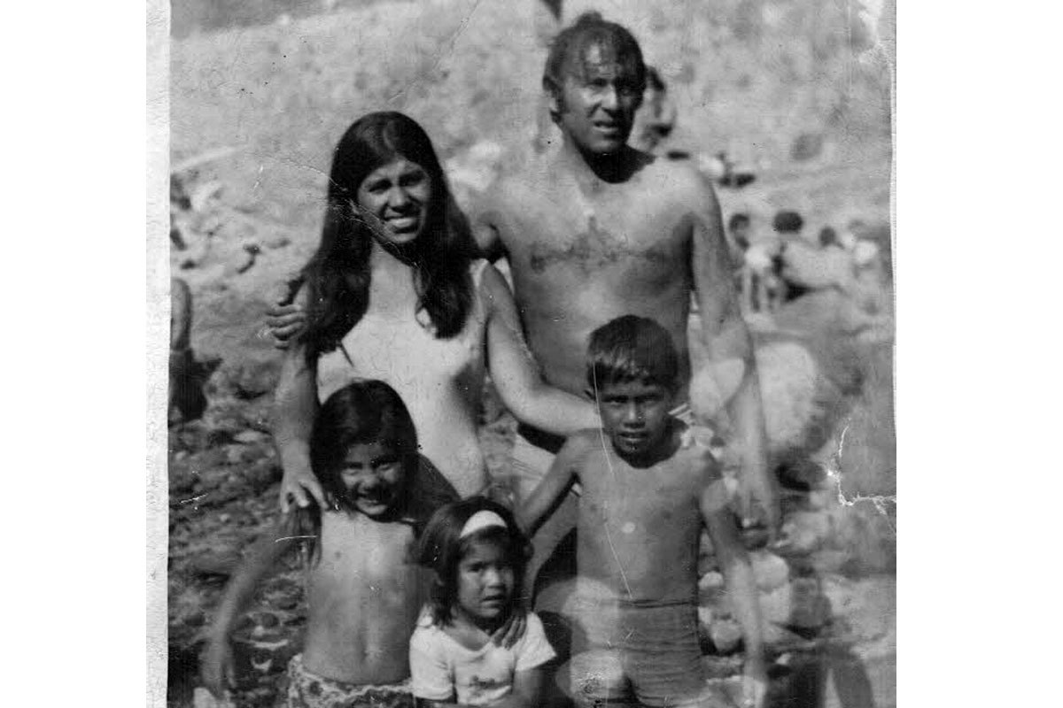 Foto familiar de vacaciones en un río del sur, alrededor de 1971. Plutarco, Mireya, y su hijo Enrique, e hijas Carolina y Gisela.