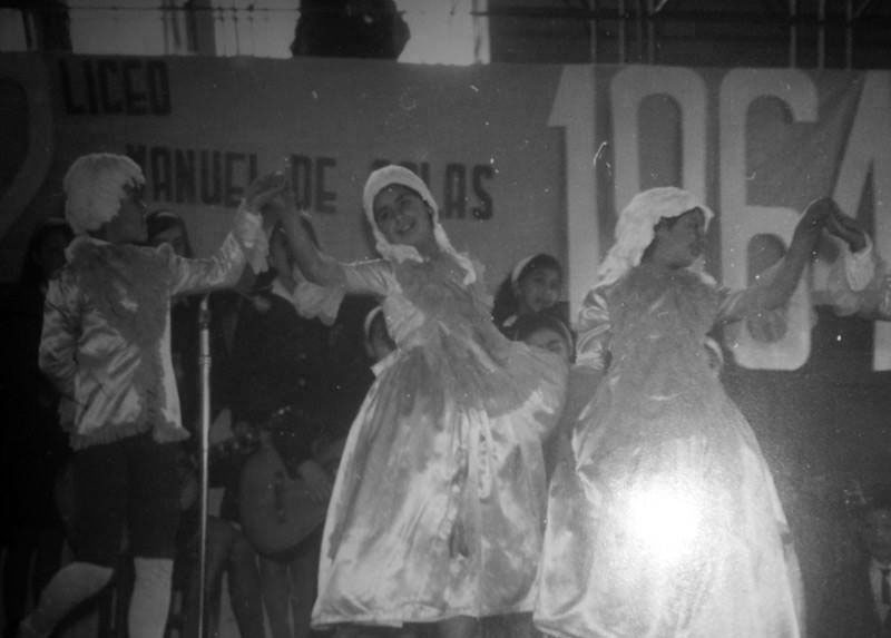 María Inés bailando en un acto del aniversario del Liceo (a la izquierda), 1964.
