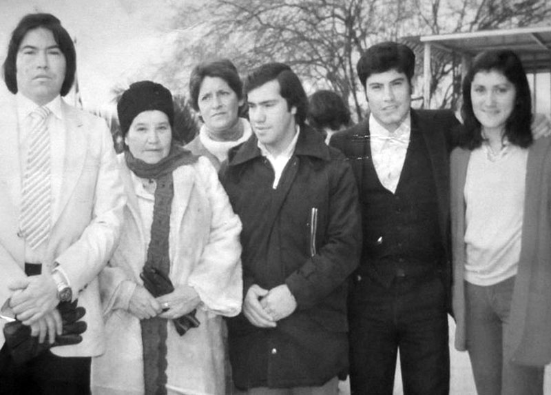 Waldo Miño, Estela Logan, David y Marcelo Miño, y Pamela Logan, aeropuerto Pudahuel, 1978.