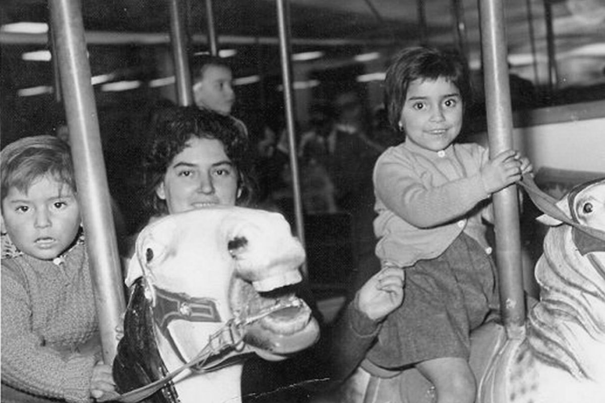 Iván aproximadamente a los 3 años en los juegos Diana, Santiago. Junto a su madre, Ana Concepción y su hermana Ana María.