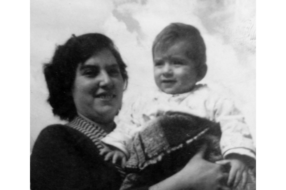 Iván aproximadamente al año de vida, en brazos de su madre, Ana Concepción. En el patio de la casa en Conchalí, cerca de 1960.
