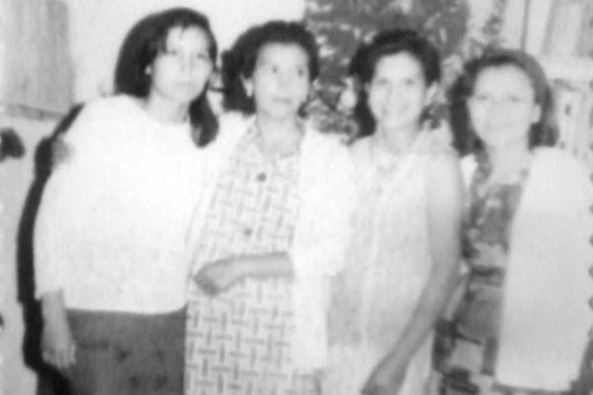 Margarita con sus hermanas y madre. De izquierda a derecha: María Paz, Elba, su madre; Margarita y Matilde. Aproximadamente en 1968.