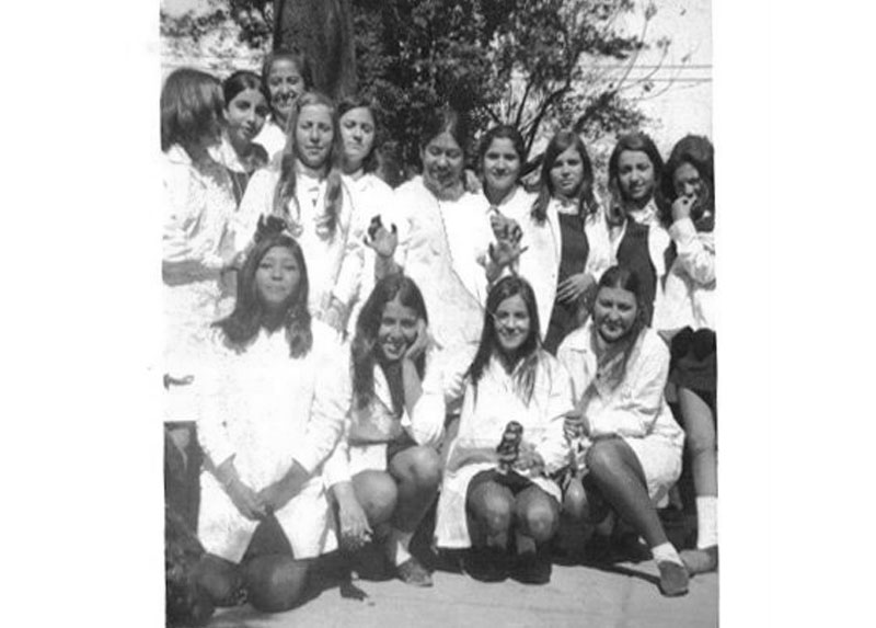 María Isabel con sus compañeras del Liceo 7 de Providencia.