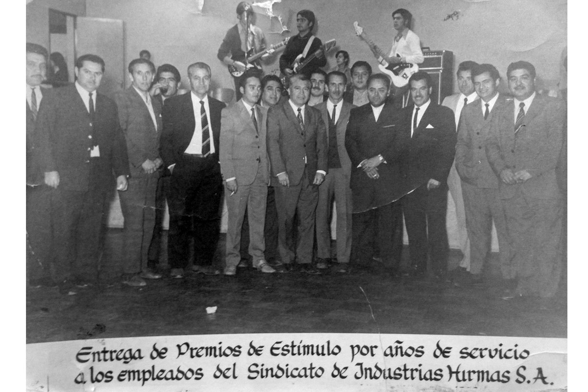 Ceremonia de entrega de premios por años de servicio en Industrias Hirmas. Manuel es el cuarto de derecha a izquierda. Alrededor de 1970.