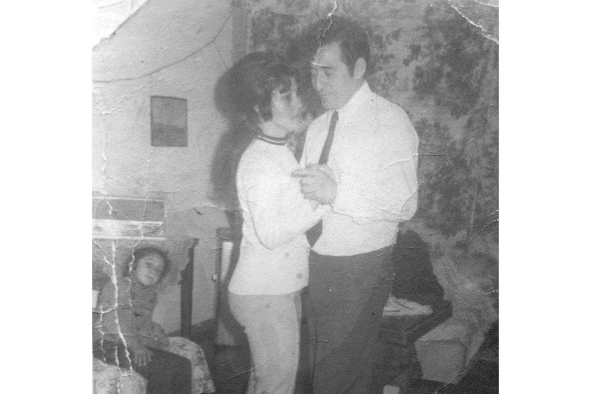 Manuel y su esposa Mireya, bailando tango en una celebración en su casa. Población Hirmas, Santiago, alrededor de 1972.