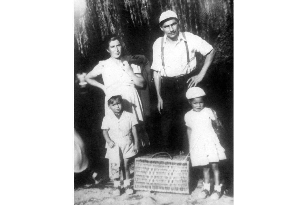 Paseo familiar a Peñaflor, Raúl junto a su esposa Teresa, y sus hijos Liliana y Rodolfo, aproximadamente el año 1956.