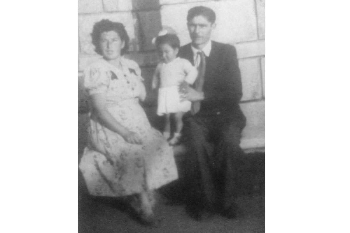 Raúl sostiene en brazos a su hija mayor, Liliana, junto a su esposa Teresa Vergara. Están en el patio de la casa en que vivían, en la población Einstein, aproximadamente el año 1952.