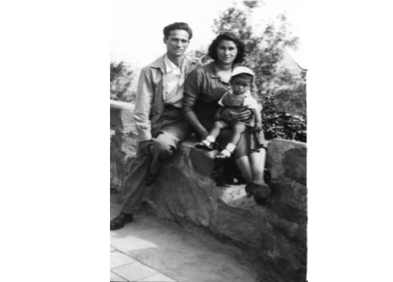 Arturo en familia, junto a su esposa Rosario. 1957.
