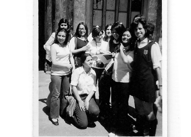 Marisa -apoyada en el suelo- junto a sus compañeras, el día de la elección de Centro de Alumnas. 1971.