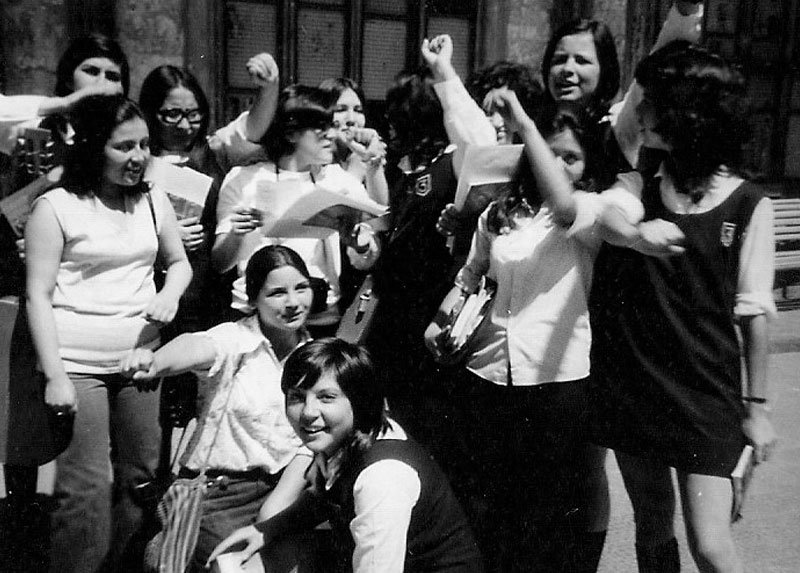 Marisa -segunda fila, apoyada en el suelo-, celebrando junto a sus compañeras cuando ganaron la elección del Centro de Alumnas. 1971.