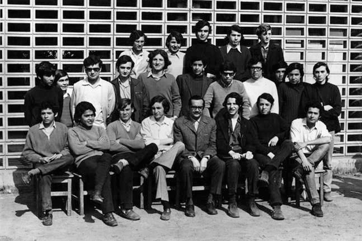 Jorge con su curso en el INBA, 1971, en el patio Cantuarias. Segundo desde la izquierda, en la tercera fila, de pie.