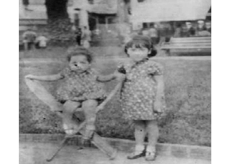 Humberto a la edad de 1 año junto a su hermana Silvia. Valparaíso, 1937.